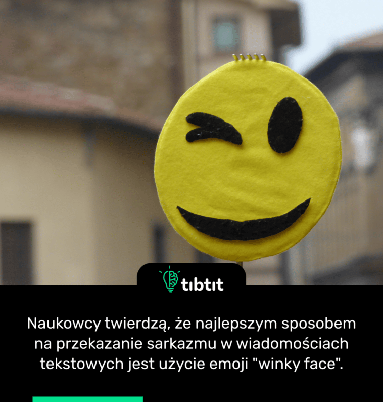 Naukowcy twierdzą, że najlepszym sposobem na przekazanie sarkazmu w wiadomościach tekstowych jest użycie emoji "winky face".