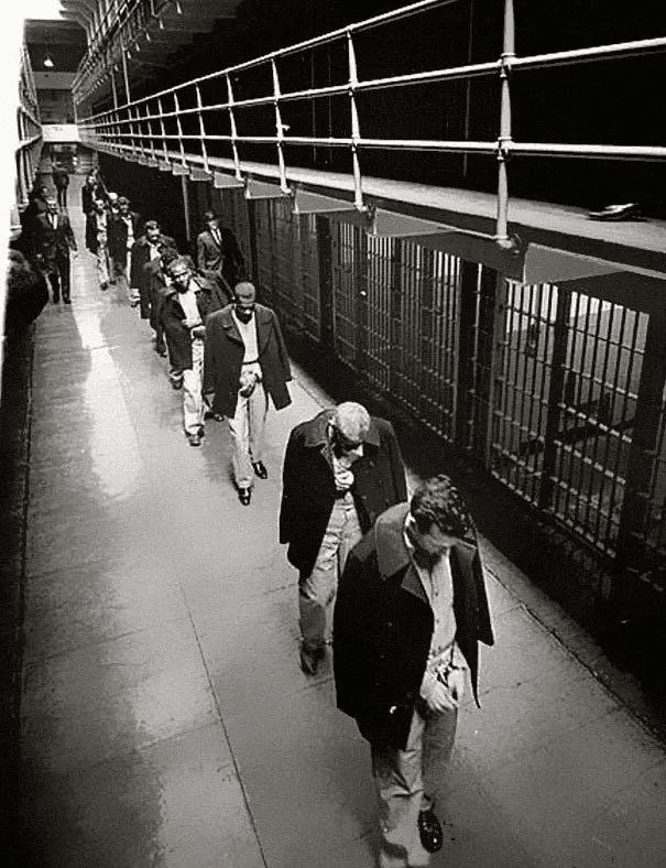 Ostatni więźniowie opuszczają Alcatraz. (1963)
