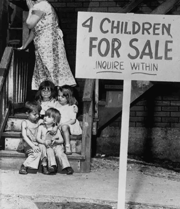 Matka ukrywa twarz ze wstydu po wystawieniu dzieci na sprzedaż w Chicago. (1948)