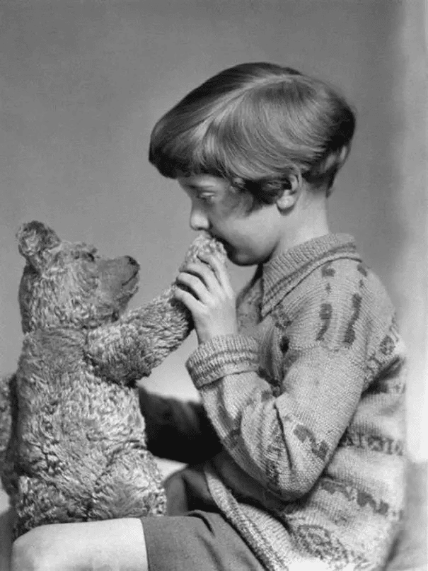 Prawdziwy Kubuś Puchatek i Christopher Robin. (1927)