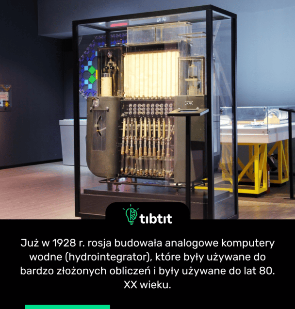 Już w 1928 r. rosja budowała analogowe komputery wodne (hydrointegrator), które były używane do bardzo złożonych obliczeń i były używane do lat 80. XX wieku.