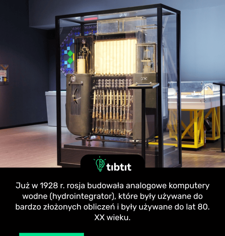 Już w 1928 r. rosja budowała analogowe komputery wodne (hydrointegrator), które były używane do bardzo złożonych obliczeń i były używane do lat 80. XX wieku.