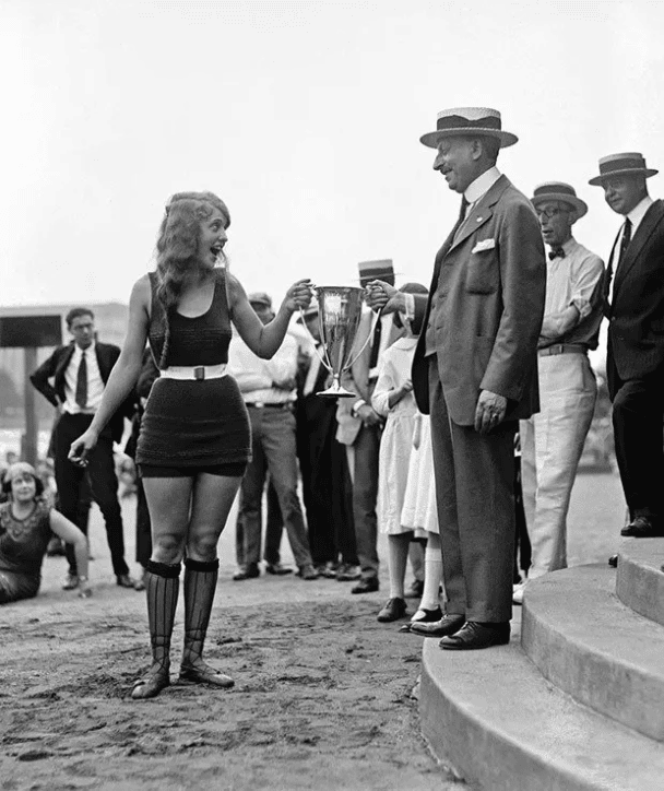17-letnia Eva Fridell otrzymuje trofeum za pierwsze miejsce w konkursie Washington Tidal Basin Beauty Contest. (5 sierpnia 1922).