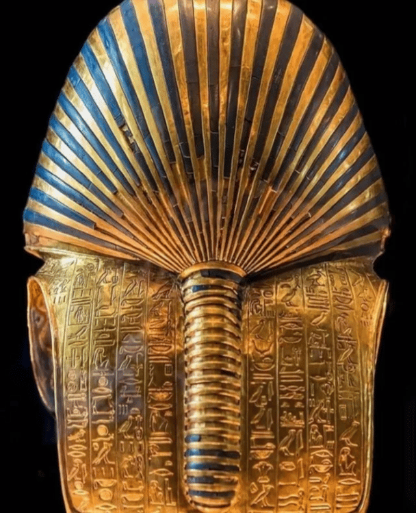 Tył słynnej złotej maski Tutenchamona