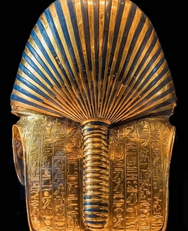 Tył słynnej złotej maski Tutenchamona