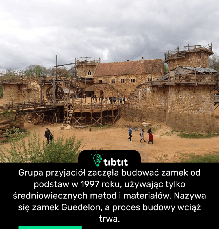 Grupa przyjaciół zaczęła budować zamek od podstaw w 1997 roku, używając tylko średniowiecznych metod i materiałów. Nazywa się zamek Guedelon, a proces budowy wciąż trwa.