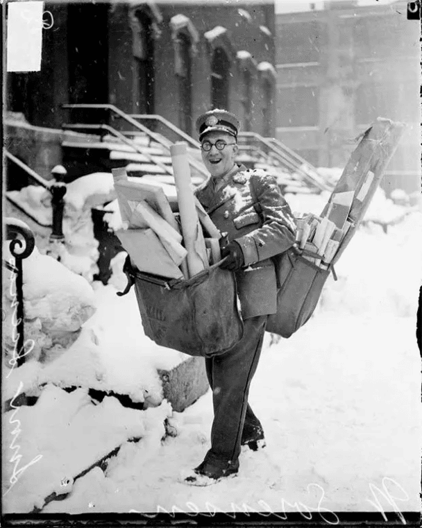 Mailman N. Sorenson pozuje z z prezentami świątecznymi w Chicago. (1929)