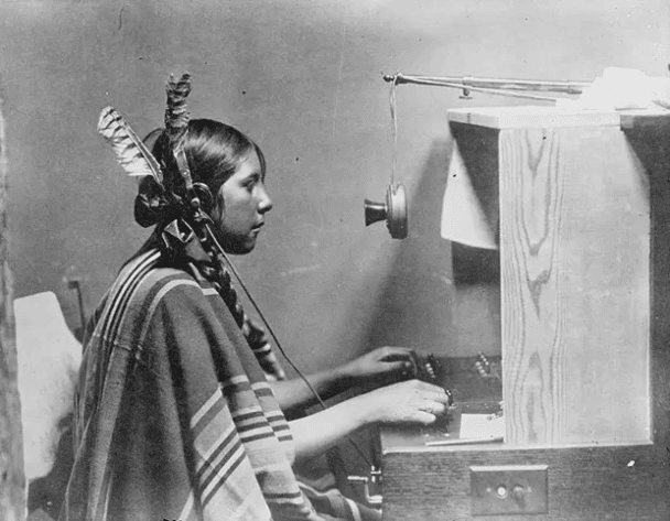 Helen, indiański operator telefonii i centrali, pracujący w Many Glacier Hotel, Babb, Montana (1925)