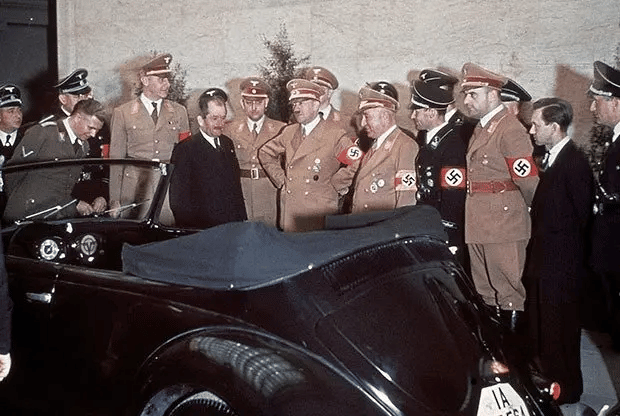 Hitler dostaje VW na swoje 50. urodziny (1939).