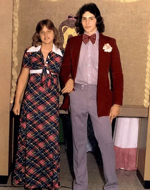 Zdjęcie z balu maturalnego Ellen DeGeneres w Atlanta High School w Atlancie w Teksasie. (1976).