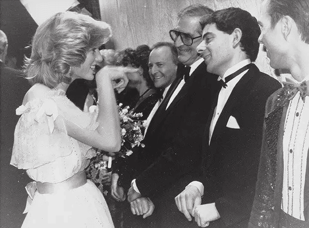 Księżna Diana spotyka komika Rowana Atkinsona podczas witania obsady programu „Royal Variety” w 1984 roku.
