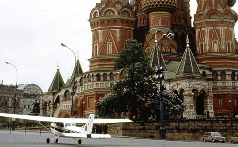 Mathias Rust (nastolatek z Niemiec Zachodnich) nielegalnie wylądował w pobliżu Placu Czerwonego w Moskwie w dniu 28 maja 1987 roku.
