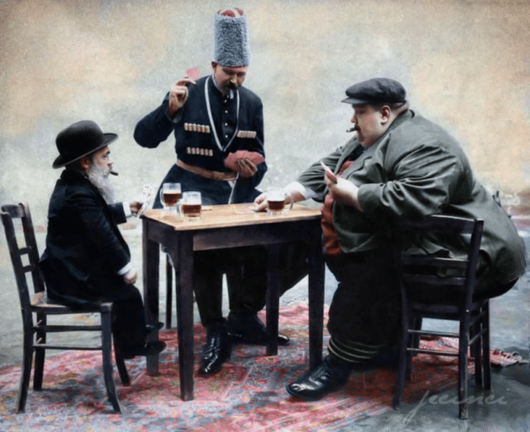 Najwyższy, najgrubszy i najniższy mężczyźni z Europy grają w karty (1913)