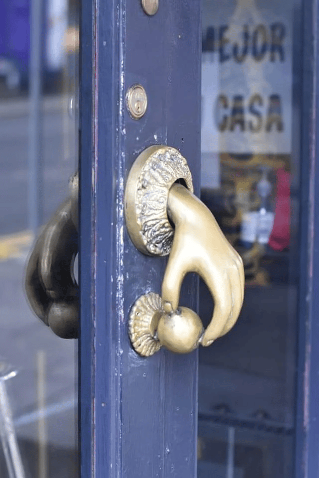 Kołatka do drzwi w Edynburgu.