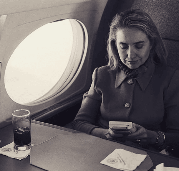 Hillary Clinton gra na Game Boy w 1993 roku. To zdjęcie zostało zrobione mniej więcej w czasie śmierci ojca Hillary.