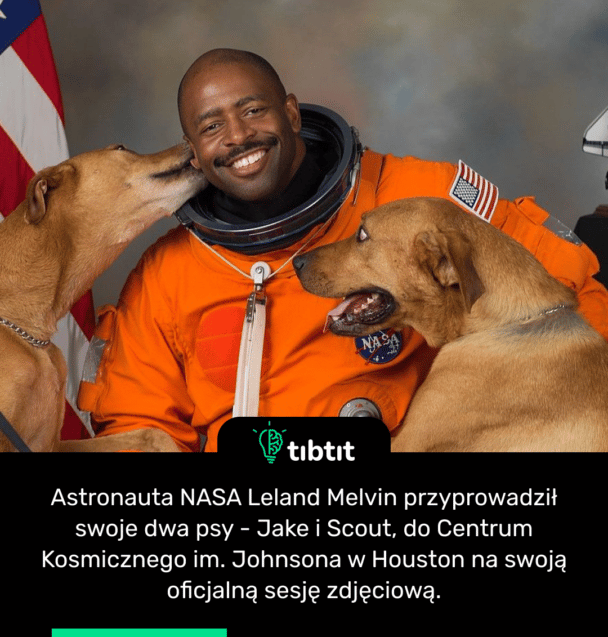Astronauta NASA Leland Melvin przyprowadził swoje dwa psy - Jake i Scout, do Centrum Kosmicznego im. Johnsona w Houston na swoją oficjalną sesję zdjęciową.