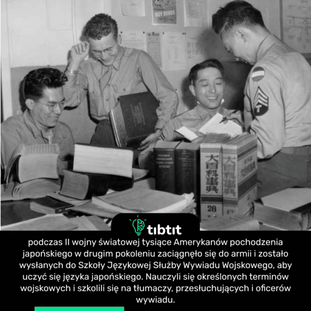 podczas II wojny światowej tysiące Amerykanów pochodzenia japońskiego w drugim pokoleniu zaciągnęło się do armii i zostało wysłanych do Szkoły Językowej Służby Wywiadu Wojskowego, aby uczyć się języka japońskiego. Nauczyli się określonych terminów wojskowych i szkolili się na tłumaczy, przesłuchujących i oficerów wywiadu.