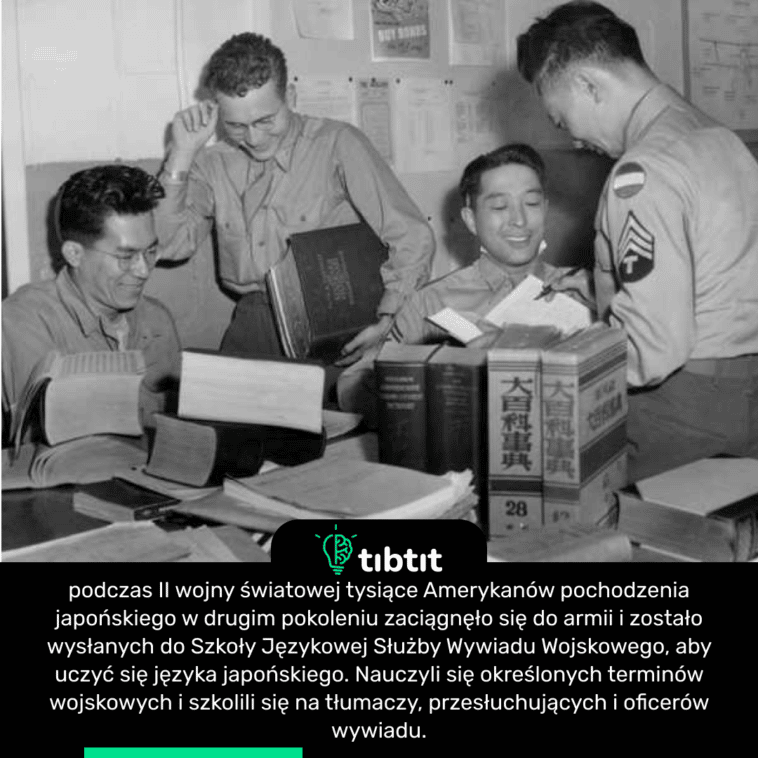 podczas II wojny światowej tysiące Amerykanów pochodzenia japońskiego w drugim pokoleniu zaciągnęło się do armii i zostało wysłanych do Szkoły Językowej Służby Wywiadu Wojskowego, aby uczyć się języka japońskiego. Nauczyli się określonych terminów wojskowych i szkolili się na tłumaczy, przesłuchujących i oficerów wywiadu.