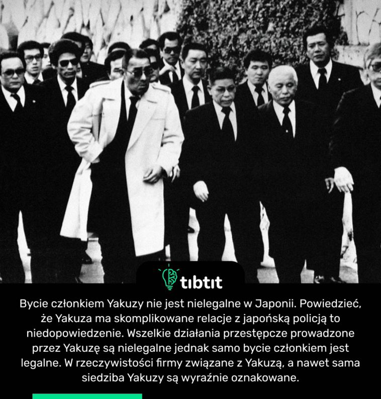 Bycie członkiem Yakuzy nie jest nielegalne w Japonii. Powiedzieć, że Yakuza ma skomplikowane relacje z japońską policją to niedopowiedzenie. Wszelkie działania przestępcze prowadzone przez Yakuzę są nielegalne jednak samo bycie członkiem jest legalne. W rzeczywistości firmy związane z Yakuzą, a nawet sama siedziba Yakuzy są wyraźnie oznakowane.