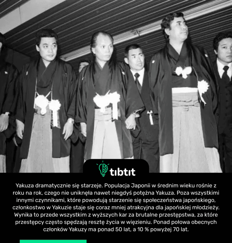 Yakuza dramatycznie się starzeje. Populacja Japonii w średnim wieku rośnie z roku na rok, czego nie uniknęła nawet niegdyś potężna Yakuza. Poza wszystkimi innymi czynnikami, które powodują starzenie się społeczeństwa japońskiego, członkostwo w Yakuzie staje się coraz mniej atrakcyjna dla japońskiej młodzieży. Wynika to przede wszystkim z wyższych kar za brutalne przestępstwa, za które przestępcy często spędzają resztę życia w więzieniu. Ponad połowa obecnych członków Yakuzy ma ponad 50 lat, a 10 % powyżej 70 lat.