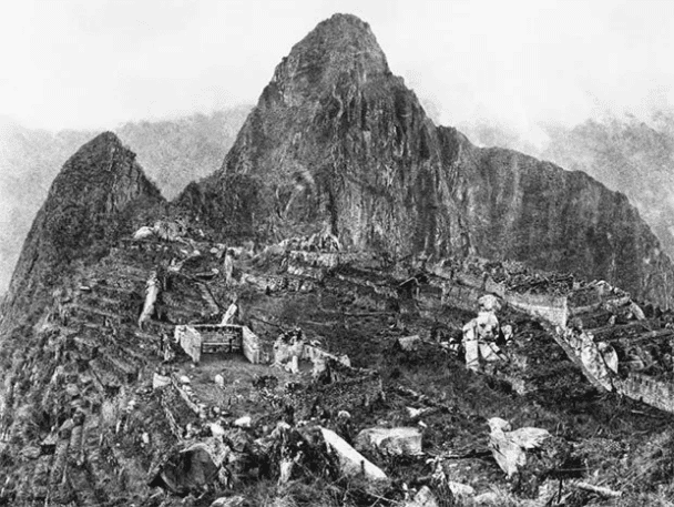 Pierwsze zdjęcie Machu Picchu wykonane przez odkrywcę Hirama Binghama w 1912 roku.