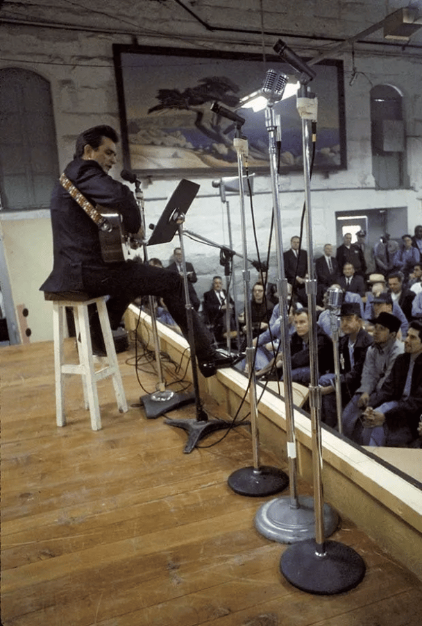 Johnny Cash występujący dla więźniów w więzieniu Folsom 13 stycznia 1968 r.