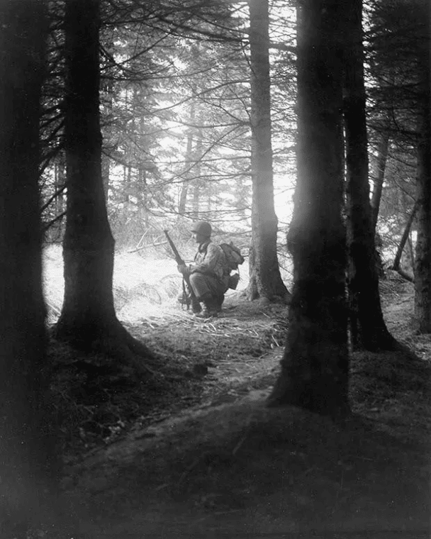 Żołnierz amerykański w Ardenach (Belgia 19 grudnia 1944).