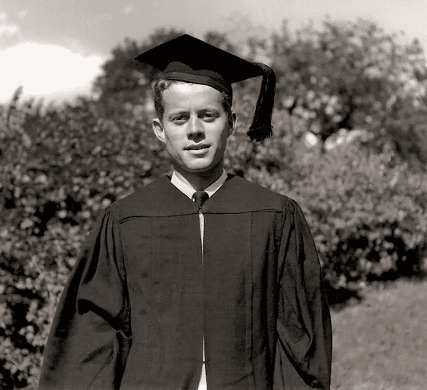 John F. Kennedy tuż po ukończeniu Harvardu.