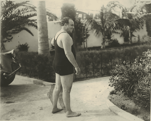 Al Capone w kostiumie kąpielowym w swojej rezydencji na Palm Island (1929).