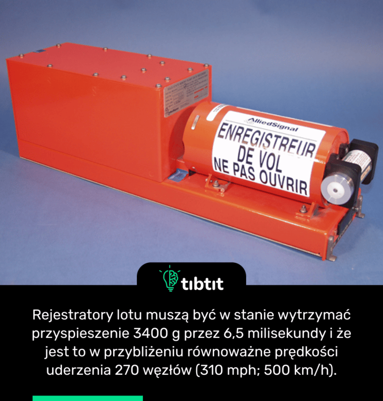Rejestratory lotu muszą być w stanie wytrzymać przyspieszenie 3400 g przez 6,5 milisekundy i że jest to w przybliżeniu równoważne prędkości uderzenia 270 węzłów (310 mph; 500 km/h).