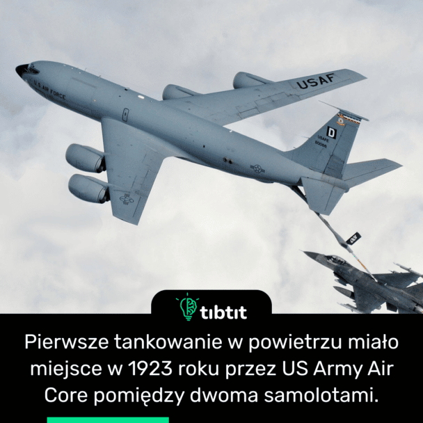 Pierwsze tankowanie w powietrzu miało miejsce w 1923 roku przez US Army Air Core pomiędzy dwoma samolotami.