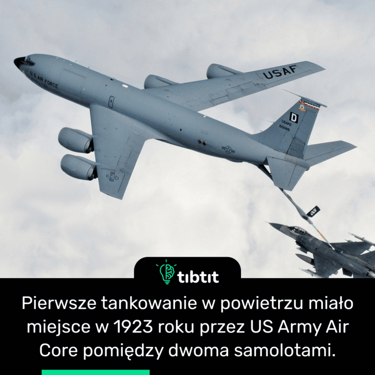 Pierwsze tankowanie w powietrzu miało miejsce w 1923 roku przez US Army Air Core pomiędzy dwoma samolotami.