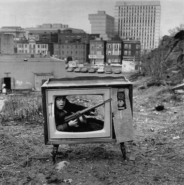 Chłopiec ukrywa się w telewizorze; Boston, 1972 autorstwa Arthura Tressa.