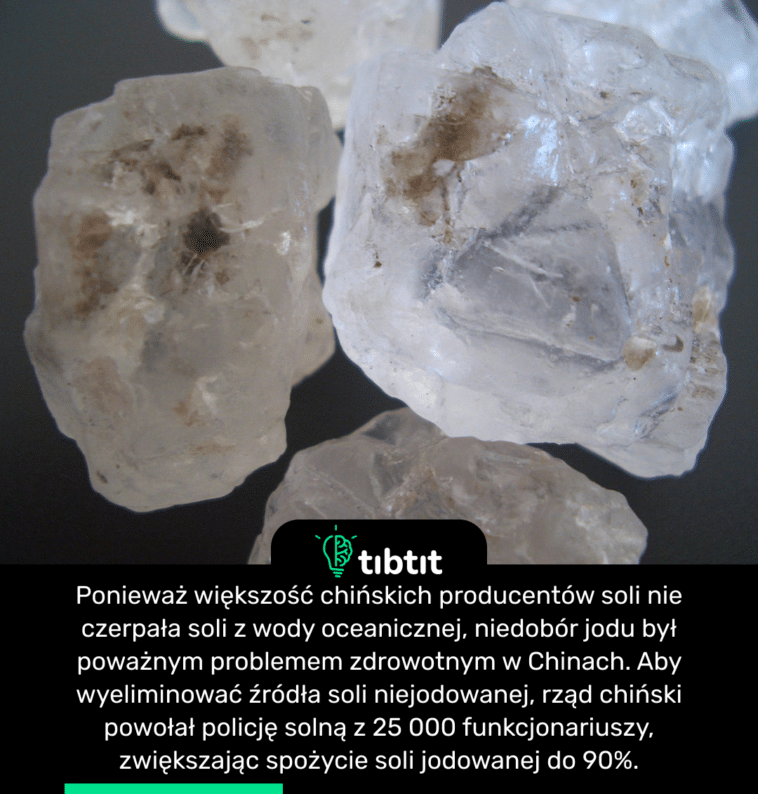 Ponieważ większość chińskich producentów soli nie czerpała soli z wody oceanicznej, niedobór jodu był poważnym problemem zdrowotnym w Chinach. Aby wyeliminować źródła soli niejodowanej, rząd chiński powołał policję solną z 25 000 funkcjonariuszy, zwiększając spożycie soli jodowanej do 90%.