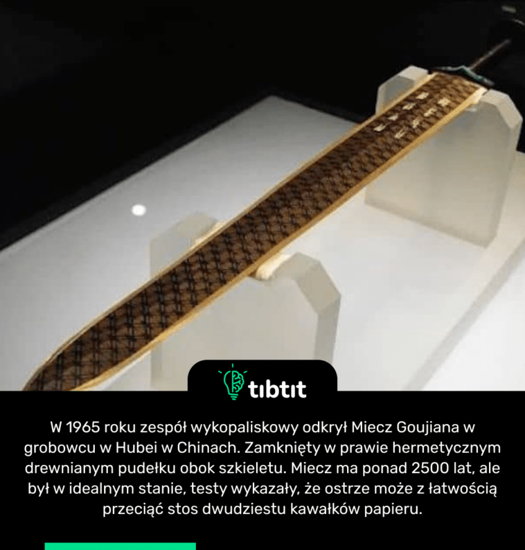 W 1965 roku zespół wykopaliskowy odkrył Miecz Goujiana w grobowcu w Hubei w Chinach. Zamknięty w prawie hermetycznym drewnianym pudełku obok szkieletu. Miecz ma ponad 2500 lat, ale był w idealnym stanie, testy wykazały, że ostrze może z łatwością przeciąć stos dwudziestu kawałków papieru.