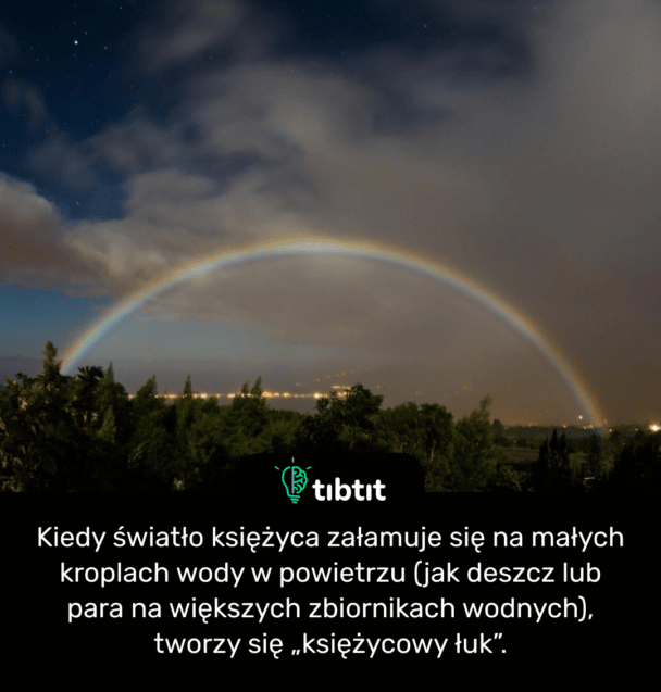 Kiedy światło księżyca załamuje się na małych kroplach wody w powietrzu (jak deszcz lub para na większych zbiornikach wodnych), tworzy się „księżycowy łuk”.