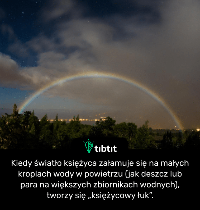 Kiedy światło księżyca załamuje się na małych kroplach wody w powietrzu (jak deszcz lub para na większych zbiornikach wodnych), tworzy się „księżycowy łuk”.
