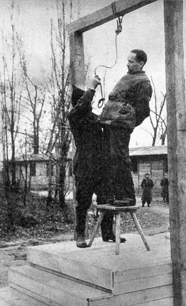 Rudolf Höss, komendant obozu koncentracyjnego Auschwitz, zostaje powieszony obok krematorium w obozie 16 kwietnia 1947 roku