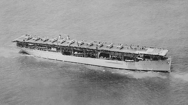 USS Langley, pierwszy lotniskowiec Marynarki Wojennej Stanów Zjednoczonych, wszedł do służby po siedmiu latach w 1927 roku.