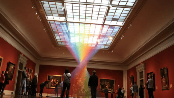 Artysta używa tysięcy nici do stworzenia tęczy