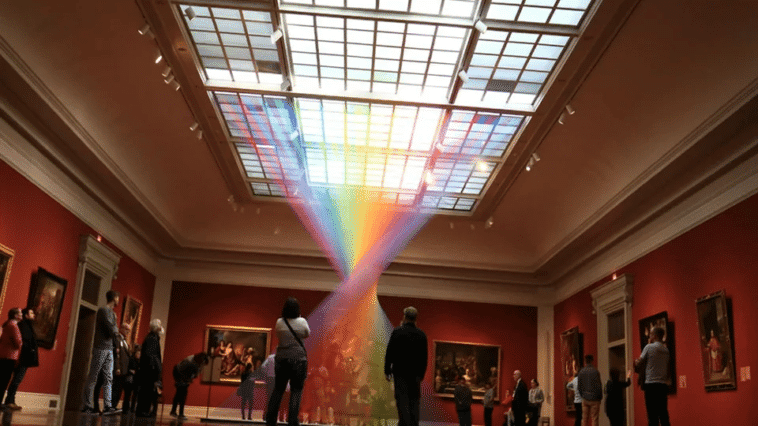 Artysta używa tysięcy nici do stworzenia tęczy