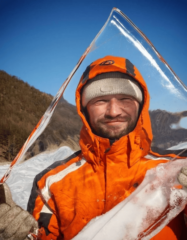 Krystalicznie czysty kawałek lodu z jeziora Bajkał