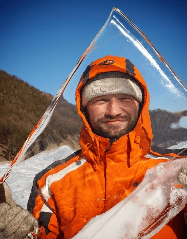 Krystalicznie czysty kawałek lodu z jeziora Bajkał