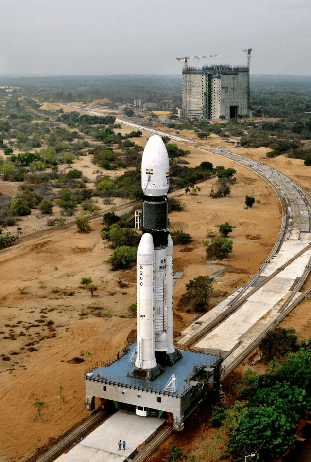 Tak się transportuje rakiety w Indiach