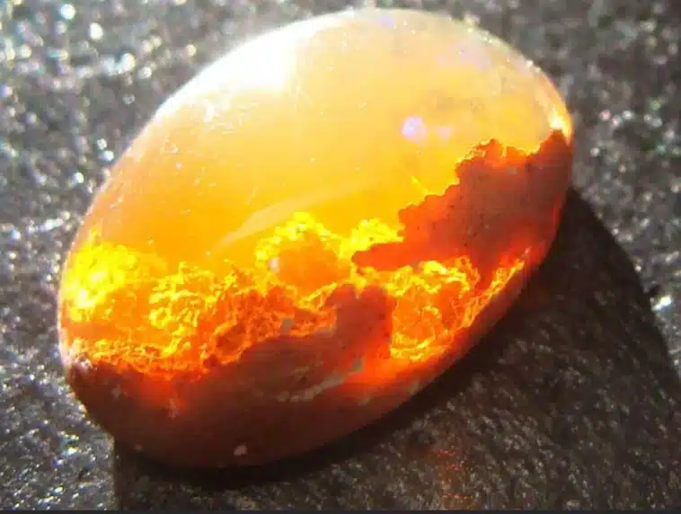 Mexican Fire Opal wygląda jakby ktoś, uwięził zachód słońca w kamieniu