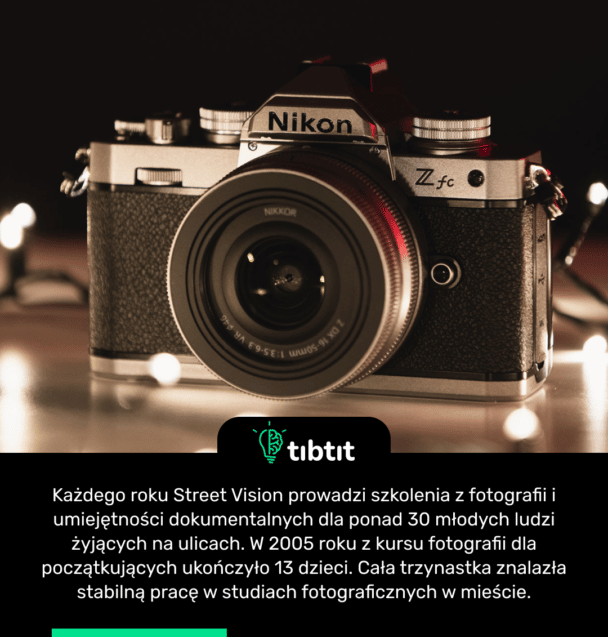 Każdego roku Street Vision prowadzi szkolenia z fotografii i umiejętności dokumentalnych dla ponad 30 młodych ludzi żyjących na ulicach. W 2005 roku z kursu fotografii dla początkujących ukończyło 13 dzieci. Cała trzynastka znalazła stabilną pracę w studiach fotograficznych w mieście.