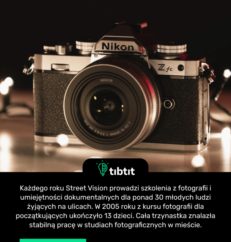 Każdego roku Street Vision prowadzi szkolenia z fotografii i umiejętności dokumentalnych dla ponad 30 młodych ludzi żyjących na ulicach. W 2005 roku z kursu fotografii dla początkujących ukończyło 13 dzieci. Cała trzynastka znalazła stabilną pracę w studiach fotograficznych w mieście.