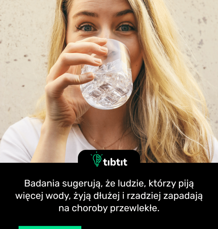Badania sugerują, że ludzie, którzy piją więcej wody, żyją dłużej i rzadziej zapadają na choroby przewlekłe.