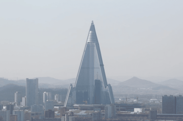 105-piętrowy hotel Ryugyong w Korei Północnej, nazywany „Hotelem Zagłady”, jest najwyższym niezamieszkanym budynkiem na świecie.