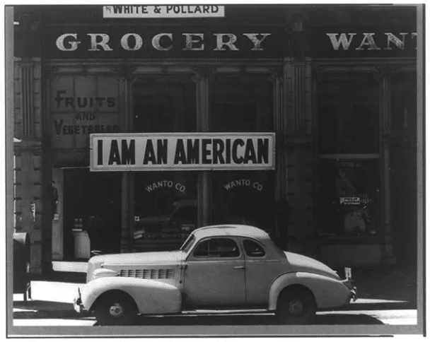 Napis „Jestem Amerykaninem” umieszczony w oknie sklepu w Oakland w Kalifornii dzień po Pearl Harbor.